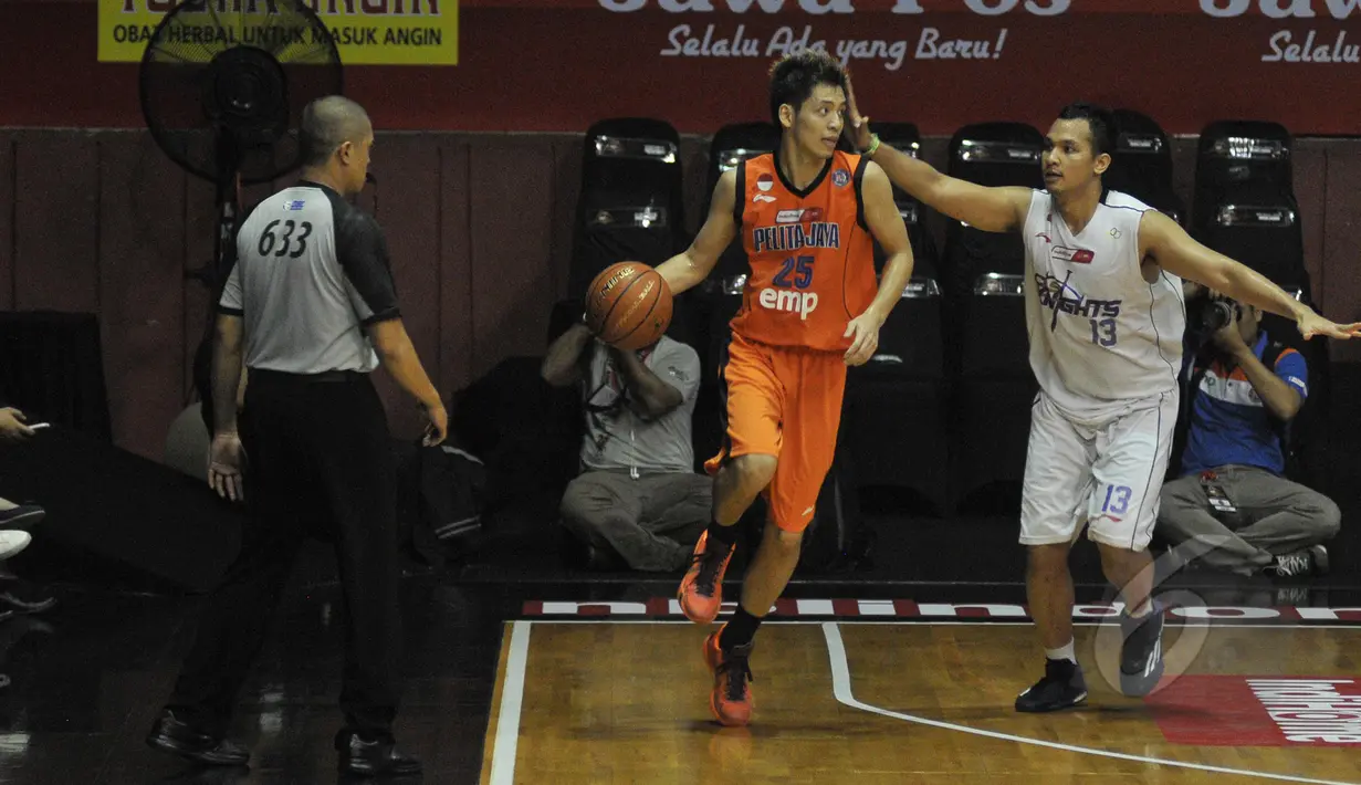 Pemain Pelita Jaya Energi-MP Jakarta, Ary Chandra mencoba melewati hadangan pebasket CLS Knights pada laga NBL Championship 2015 di Jakarta, Senin (4/5/2015). Pelita Jaya Energi-MP Jakarta unggul 55-54 atas CLS Knights. (Liputan6.com/Herman Zakharia)