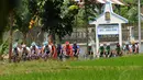 Ratusan pebalap Tour De Banyuwangi Ijen melintasi jalur dengan pemandangan persawahan di wilayah Kabupaten Banyuwangi Jawa Timur, (16/10/2014). (Liputan6.com/Helmi Fithriansyah)