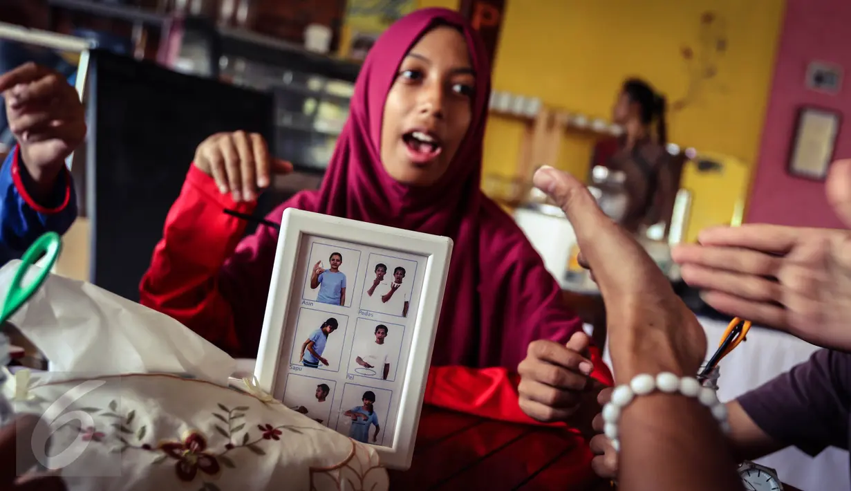 Pengunjung berbincang menggunakan bahasa isyarat saat mengunjungi kafe Finger Talk di Pamulang, Tangsel, Sabtu (20/2). Ada yang unik dari kafe ini, dimana para pramusajinya merupakan penyandang tunarungu. (Liputan6.com/Fery Pradolo)