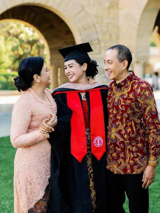 8 Momen Maudy Ayunda Lulus S2 dari Stanford University, Menawan Pakai Kebaya