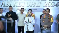 Direktur Utama Pertamina Nicke Widyawati memberikan keterangan kepada awak media mengenai kesediaan pasokan BBM pada saat dan setelah Idul Fitri 1445 H sesaat setelah Rapat Koordinasi Lintas Sektoral Operasi Ketupat 2024 di Birawa Assembly Hall, Bidakara, Jakarta. Senin (26/03/2024).