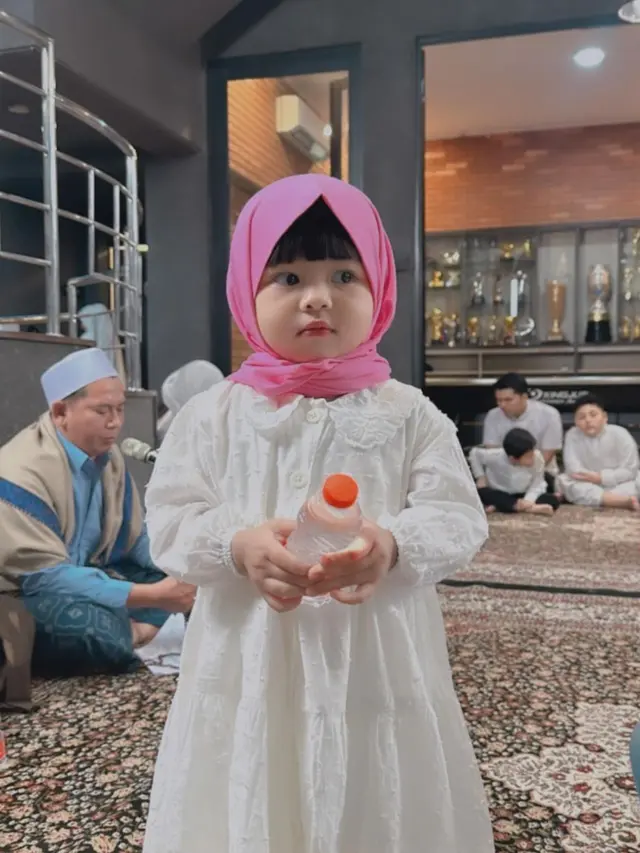 Potret Imut Ameena Anak Atta Halilintar dan Aurelie Hermansyah Pakai Hijab Pink dan Berponi, Lucu Bak Boneka Hidup