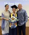 Bersama Ananda Mikola, Marcella hadir ke wisuda anak pertamanya Kana yang baru saja lulus SMP. Marcella pun tampil elegan dengan busananya. (@marcella.zalianty)