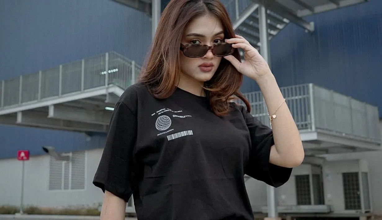 Perempuan kelahiran 14 September 1998 
 selalu tampil memesona di setiap gaya penampilan. Seperti saat memakai kaus hitam yang disempurnakan dengan kacamata yang membuatnya kian terlihat kece. Penampilannya ini banjir pujian dari netizen. (Liputan6.com/IG/@prinsamandagie)