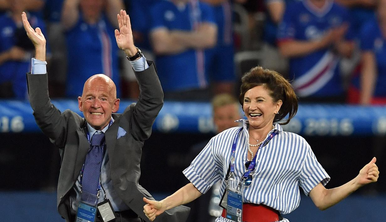 Ibu Negara Islandia, Dorrit Moussaieff (kanan) melompat kegirangan saat timnya menang atas Inggris  pada babak 16 besar Piala Eropa 2016 di Stade de Nice, Nice, Prancis, Selasa (28/6/2016) dini hari WIB. Islandia menang 2-1. (EPA/Peter Powell)