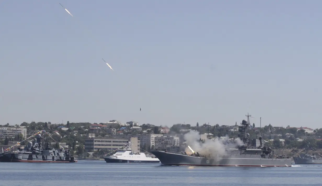 Kapal perang Azov kelas Ropucha III menembakkan rudal ke udara saat latihan untuk memperingati Hari angkatan Laut di Sevastopol, Krimea, Rusia (24/7/2015). Kapal ini mampu membawa 10 tank kelas berat dan 200 pasukan. (REUTERS/Pavel Rebrov)