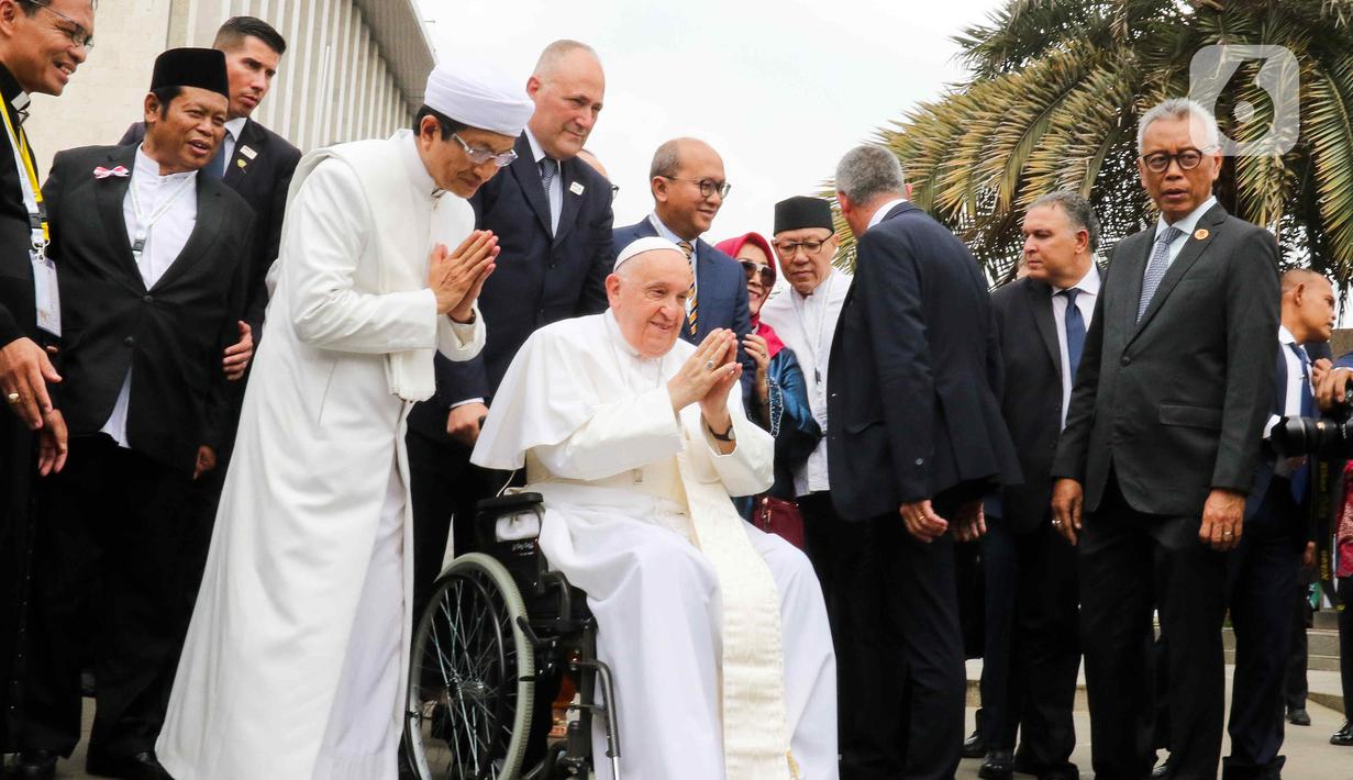Setelah momen tersebut diabadikan, Nasaruddin dan Paus melambaikan tangan sebagai tanda perpisahan. (Liputan6.com/Herman Zakharia)