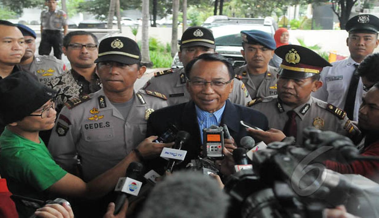 Jero Wacik memberi keterangan kepada wartawan di KPK, Jakarta, Rabu (11/2). Jero Wacik diperiksa sebagai saksi dalam kasus gratifikasi yang menjerat mantan Sekretaris Jenderal Kementerian ESDM, Waryono Karno. (Liputan6.com/Herman Zakharia)
