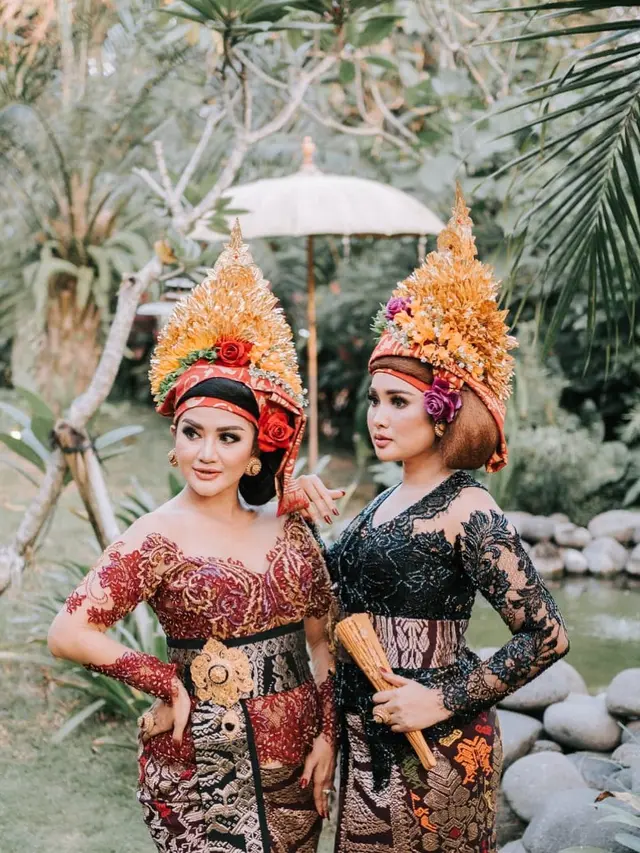 7 Potret Kompak Duo Racun Pakai Busana Bali Ini Curi Perhatian