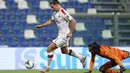 Pemain AC Milan Zlatan Ibrahimovic saat mencetak gol ke gawang Sassuolo pada pertandingan Serie A Italia di Stadion Mapei, Reggio Emilia, Italia, Selasa (21/7/2020). AC Milan menang 2-1 sekaligus menggeser posisi AS Roma dari posisi lima klasemen. (Spada/LaPresse via AP)