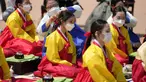 Wanita mengenakan pakaian tradisional Korea Selatan menghadiri upacara untuk menghidupkan kembali Hari Kedewasaan ke-50 di Desa Hanok Namsangol di Seoul, Korea Selatan (16/5/2022). Upacara diadakan untuk pria dan wanita muda yang akan berusia 20 tahun. (AP Photo/Lee Jin-man)