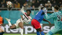 Gelandang Manchester United (MU), Kobbie Mainoo, melepaskan tendangan saat berhadapan dengan FC Steaua Bucuresti (FCSB) pada matchday 8 Liga Europa 2024/2025, Jumat (31/1/2025) dini hari WIB. (Andrei PUNGOVSCHI / AFP)