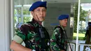 Dua anggota TNI AU berpatroli di Bandara Ngurah Rai, Denpasar, Bali, Jumat (15/1). Pasca serangan di Sarinah, Jakarta, Bandara Ngurah Rai sebagai salah satu pintu masuk menuju Bali meningkatkan keamanan. (AFP PHOTO/Sonny Tumbelaka)