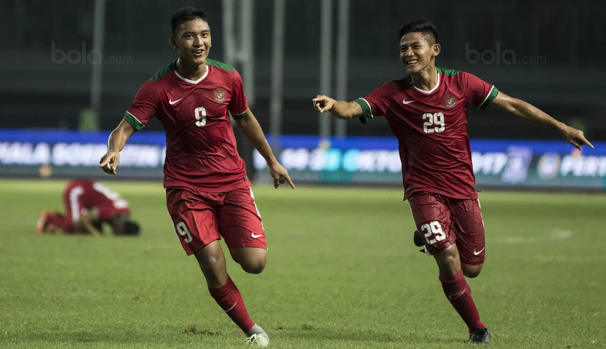 Striker Timnas Indonesia U-19, Rafly Mursalim, merayakan gol yang dicetaknya ke gawang Kamboja U-19 pada laga persahabatan di Stadion Patriot, Bekasi, Rabu (4/10/2017). Indonesia menang 2-0 atas Kamboja. (Bola.com/Vitalis Yogi Trisna)