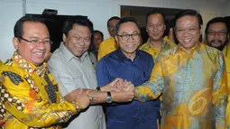 Ketua MPR yang juga Ketum PAN Zulkifli Hasan (kedua kanan) berjabat tangan dengan Ketum Golkar versi Munas Ancol, Agung Laksono (kanan) yang bersama sejumlah pengurus mengunjungi rumah dinas ‎Ketua MPR, Jakarta, (12/3/2015). (Liputan6.com/Herman Zakharia)