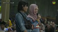 Gadis cantik asal Turki, Isabel berdialog dengan Gus Iqdam dan membuat Garangan ST Nyell (jemaah Sabilu Taubah) kocok perut. (YouTube Gus Iqdam Official)