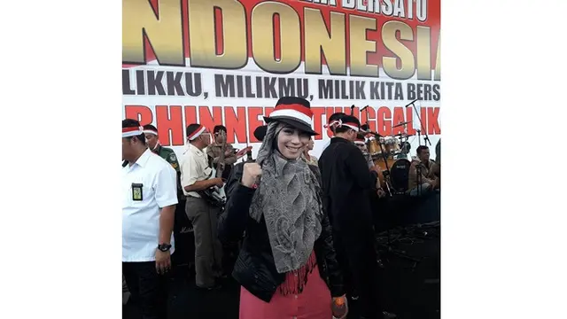 7 Gaya Hijab Inka Christie, Lady Rocker yang Memesona