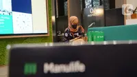 Karyawan beraktivitas dengan perangkat telpon di Gedung Manulife, Jakarta, Kamis (6/01/2022). Manulife dan IPB bekerjasama untuk penyaluran wakaf secara mandiri maupun donasi guna mendorong para milenial untuk berasuransi sejak dini melalui asuransi syariah. (Liputan6.com/HO/Eko)