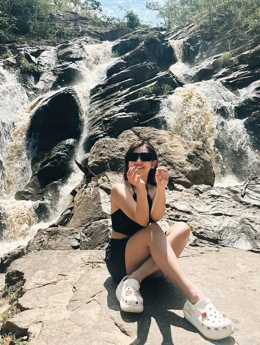 <p>Pakaian untuk cuaca tropis juga disiapkan Ziva. Dari halter cropped top sampai short yang tetap setia dalam rona gelap. Jangan lupa bawa sunglasses sebagai pelindung dan pelengkap fashion, ya. [Foto: @zivamagnolya]</p>