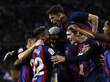 Pemain Barcelona Andreas Christensen (tengah kanan) merayakan dengan rekan setimnya setelah mencetak gol ke gawang Real Betis pada pertandingan sepak bola La Liga Spanyol di Stadion Camp Nou, Barcelona, Spanyol, Sabtu (29/4/2023). (AP Photo/Joan Monfort)