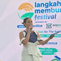 Host yang sedang membawakan acara "Langkah Membumi Festival 2024" (Foto dok : Fimela/Virlia Sakina Ramada).