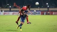 Pemain Bali United, Wellington Carvalho, berebut bola dengan pemain Arema FC, Dedik Setiawan, pada laga BRI Liga 1 di Stadion PTIK, Jakarta, Senin (27/3/2023). Arema menang dengan skor 3-1. (Bola.com/M Iqbal Ichsan)