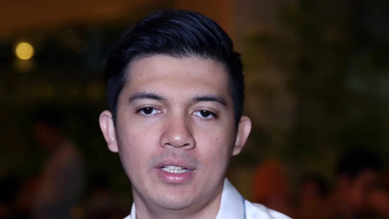 [Bintang] Irwansyah diketahui melaporkan adiknya, Hafiz Fatur, terkait kasus pemalsuan dokumen dan tanda tangan.
