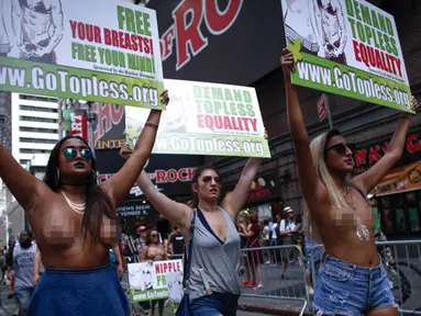 Sejumlah wanita berpartisipasi dalam parade GoTopless di Manhattan, New York City, Minggu (23/8/2015). Aksi tersebut menuntut persamaan hak untuk bertelanjang dada seperti pria. (Kena Betancur/Getty Images/AFP)