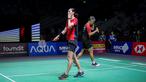 Ekspresi kecewa pebulu tangkis ganda campuran Indonesia, Dejan Ferdinansyah/Gloria Emanuelle Widjaja saat gagal mengembalikan kok ke arah pasangan Thailand, Dechapol Puavaranukroh/Sapsiree Taerattanachai pada babak perempat final Indonesia Open 2024 di Istora, Senayan, Jakarta, Jumat (07/06/2024). (Bola.com/Bagaskara Lazuardi)