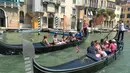 Kota Venice di Italia memang punya reputasi sebagai kota yang indah dan romantis. Tapi musim panas, aroma ‘aneh’ yang menyengat akan tercium karena banyaknya proses pembersihan sampah.(Istimewa)