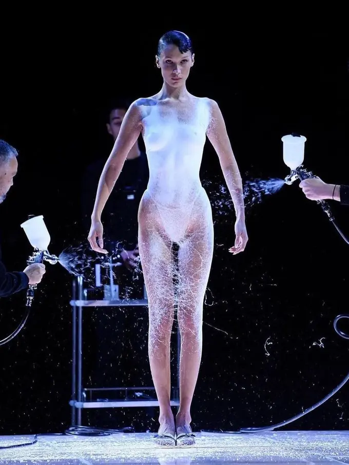 Bella Hadid di pertunjukan Coperni
