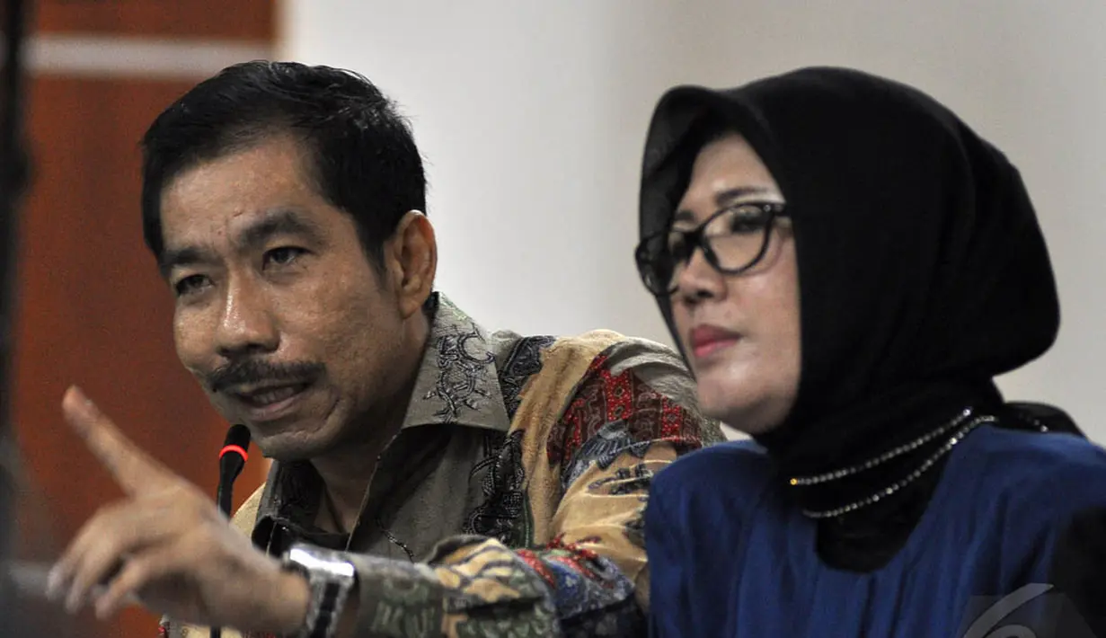 Romi Herton dan istrinya Masyitoh merupakan terdakwa yang melakukan suap kepada Akil Mochtar terkait kasus sengketa pilkada Kota Palembang, Jakarta, Kamis (8/1/2015). (Liputan6.com/Miftahul Hayat)