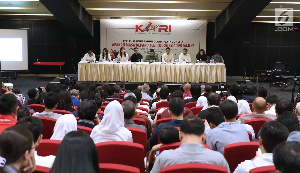 Ketua Umum KOI, Erick Thohir (tengah) saat menjadi pembicara pada Refleksi Akhir Tahun Olahraga Indonesia di SUGBK, Jakarta, Senin (10/12). Acara Refleksi Akhir Tahun ini juga dihadiri Ketua INAPGOC Raja Sapta Oktohari. (Liputan6.com/Helmi Fithriansyah)