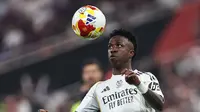 Real Madrid berhasil menyamakan kedudukan pada menit ke-45+2 lewat aksi Vinicius Junior. Tampak dalam foto, penyerang Real Madrid asal Brasil, Vinicius Junior menyundul bola saat pertandingan final Piala Super Spanyol melawan Real Madrid di King Abdullah Sports City Stadium, Jeddah pada Minggu 11 Januari 2026 waktu setempat atau Senin 12 Januari 2026 dini hari WIB. (Fadel SENNA/AFP)