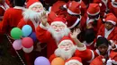 Anak-anak sekolah India mengenakan kostum Santa Claus berpose saat mereka mengambil bagian dalam acara Natal di sebuah sekolah di Chennai, (5/12). Natal adalah hari raya umat Kristen yang diperingati setiap tanggal 25 Desember. (AFP Photo/Arun Sankar)