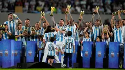 Usai memenangkan pertandingan, Lionel Messi bersama istri dan anak-anaknya menyapa penonton yang memenuhi stadion. (AP Photo/Natacha Pisarenko)