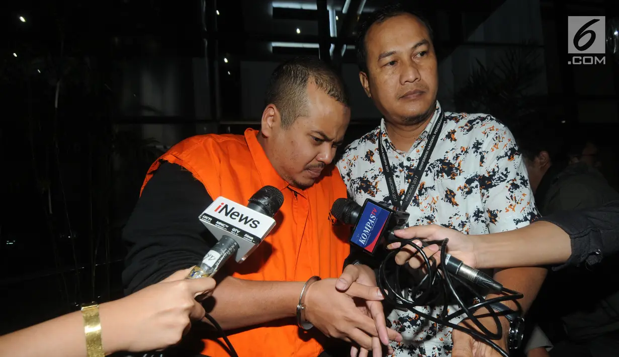 Pengusaha Zulfikar, penyuap Anggota DPR F-PDIP I Nyoman Dhamantra memakai rompi tahanan usai menjalani pemeriksaan di Gedung KPK, Jakarta, Jumat (9/8/2019). Zulfikar ditahan terkait suap izin impor bawang putih dari Kementerian Pertanian dan SPI dari Kemendag. (merdeka.com/Dwi Narwoko)