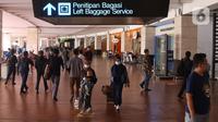 Sejumlah penumpang pesawat berjalan keluar dari Terminal 2 Bandara Soekarno Hatta, Tangerang, Banten, Selasa (18/5/2021). Berdasarkan data pengelola Bandara Soekarno Hatta pada hari pertama ascalarangan mudik, tercatat ada 76.942 pergerakan penumpang. (Liputan6.com/Angga Yuniar)
