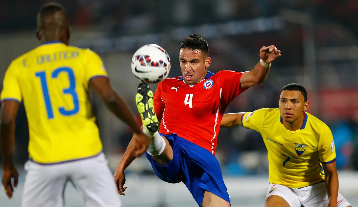 Gelandang Chile, Mauricio Isla mengontrol bola dari kejaran dua pemain Ekuador pada pertandingan pembukaan Copa America 2015 di National Stadium, Santiago, Chile, (11/6/2015). Chile menang 2-0 atas Ekuador. (REUTERS/Ivan Alvarado)