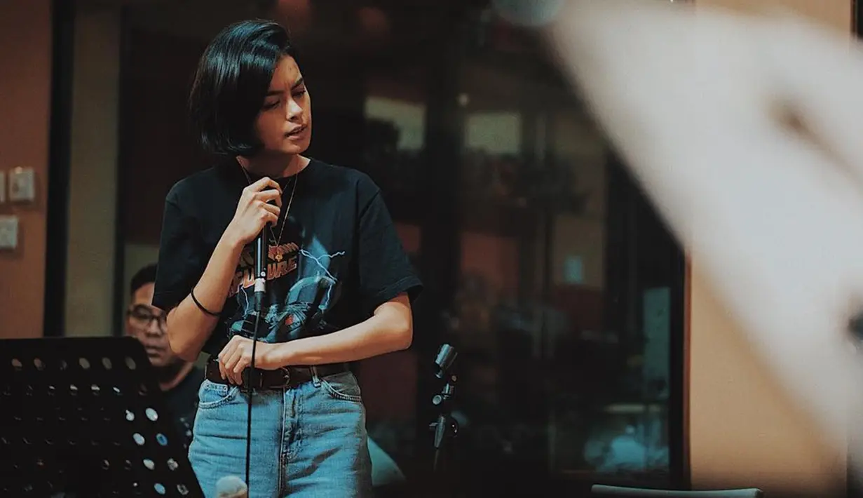 Bintang film Adriana ini dikenal sebagai seleb yang punya penampilan menarik. Di kesehariannya, Eva Celia selalu tampil stylish. Kali ini, ia memilih gaya kasual dengan kaus pendek berwarna hitam yang dipadukan dengan celana jeans. (Liputan6.com/IG/@evacelia)