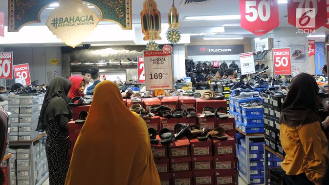 Pembeli memilih sepatu yang dijual di Mal Ciputra Semarang, Selasa (12/6). Menjelang Idul Fitri 1439 H, sejumlah pusat perbelanjaan mulai berlomba-lomba memberikan diskon agar menarik minat pengunjung untuk berbelanja. (Liputan6.com/Gholib)