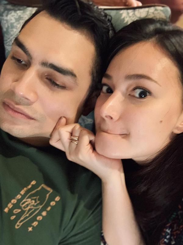 Momen mesra Asmirandah dan Jonas Rivanno saat di rumah (Sumber: Instagram/asmirandah89)