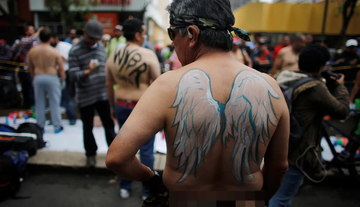 Sejumlah orang saat mengikuti World Naked Bike Ride di pusat kota Mexico City , Meksiko , 11 Juni 2016. Kegiatan ini juga sebagai protes terhadap kehidupan manusia yang bergantung pada kendaraan bermesin dan bahan bakar minyak. (REUTERS / Tomas Bravo)