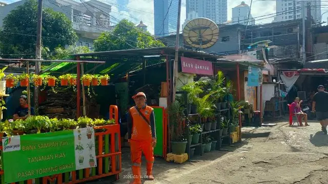 Aksi bersih sampah Menteri Lingkungan Hidup (LH) Hanif Faisol Nurofiq dan Menteri Perdagangan (Mendag) Budi Santoso di Pasar Tomang Barat, Jakarta Barat.