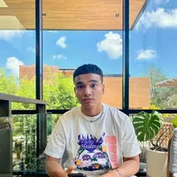 Fadly Faisal adik Bibi Andriansyah dikenal sebagai model dan bintang iklan (Foto: Instagram/@fadlyfsl_)