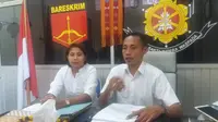 Kasat Reskrim Polres Kupang Kota, Iptu Bobby Mooynafi didampingi Kanit PPA Bripka Brigita Usfinit. (Liputan6.com/ Ola Keda)