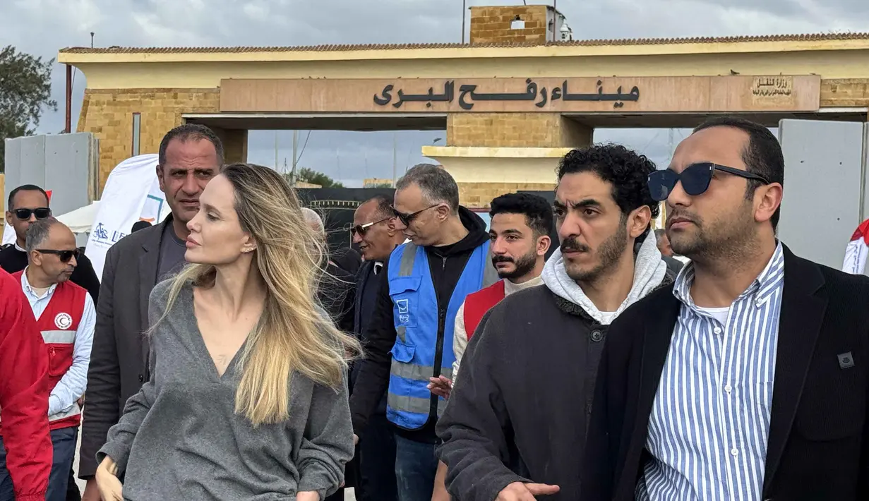 Dan, setidaknya 20 orang tewas akibat rumah dan bangunan yang runtuh saat mereka mencari perlindungan dari kondisi cuaca buruk. Tampak dalam foto, aktris Amerika Serikat (AS), Angelina Jolie (kiri) melihat sekeliling saat tiba di perbatasan Rafah Mesir, pada Jumat 2 Januari 2026. (Foto oleh AFP)