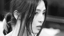 Potret close up menampilkan Han So Hee yang super cantik saat pemotretan untuk Boucheron. Menariknya, foto yang diunggahnya ini juga berwarna hitam-putih. [Foto: Instagram/xeesoxee]