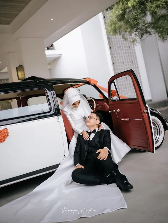 Bahkan, ia mengaku sejak akan menikah pertama. Ia mencari keberadaan sang ibu, termasuk ke Cianjur Jawa Barat. Tapi tak diketahui di mana keberadaan ibu kandungnya. Bahkan, ada yang menyebut ibunya bekerja di luar negeri menjadi seorang TKW (Tenaga Kerja Wanita). [Instagram/nadyamustikarahayu]