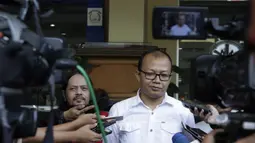 Aktivis Indonesia Football Community, Emerson Yuntho, memberikan keterangan saat menyambangi Polda Metro Jaya, Jakarta, Jumat (28/12). Mereka menyatakan mendukung Satgas Anti Mafia Sepak Bola memberantas mafia sepak bola. (Bola.com/M Iqbal Ichsan)